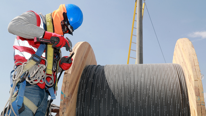 Día de las Telecomunicaciones: problemas de acceso a la infraestructura existente y trámites municipales son los principales obstáculos para el avance de fibra óptica en el país