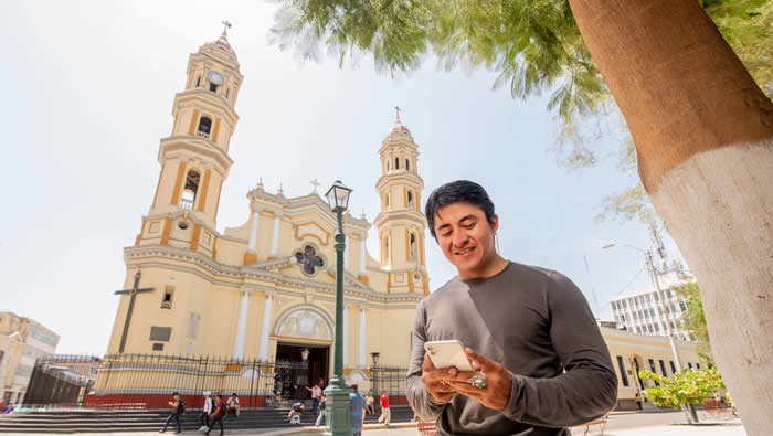 ERESTEL: el 92.8 % de las familias peruanas contó con un smartphone en 2023